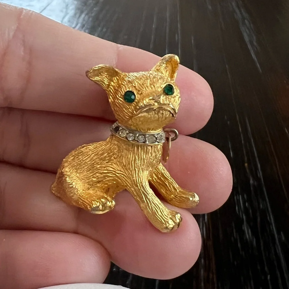 Vintage gold tone pouty dog brooch green eyes rhinestone collar